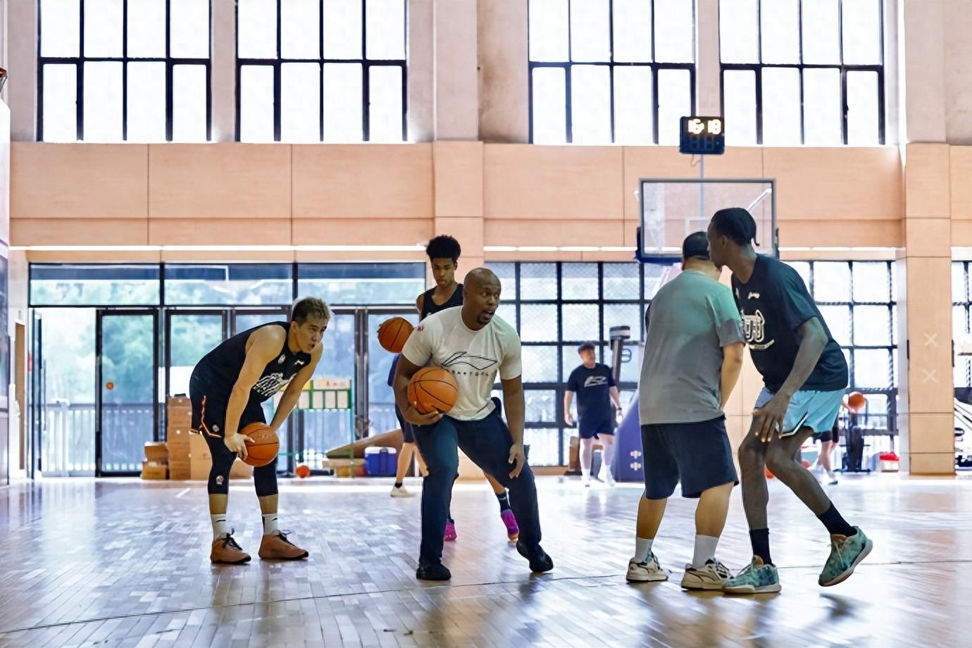 廣州外教如何培養徐昕？每天投250記三分，按NBA球員的標準訓練