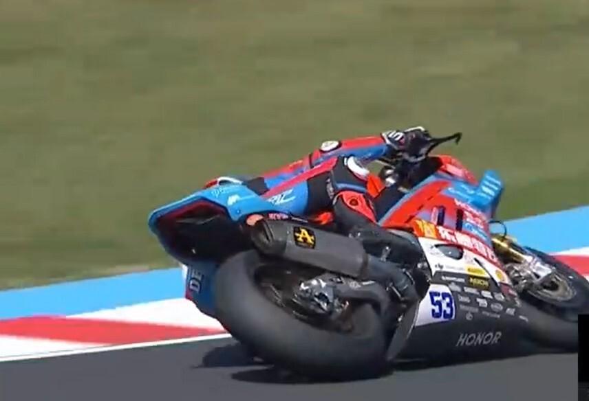 最后一圈連超兩人！WSBK匈牙利站首回合：張雪機(jī)車車手德比斯奪冠