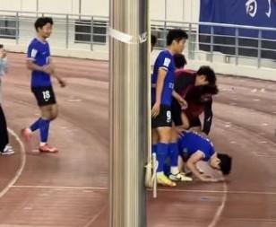 晉級總決賽后，江蘇常晉隊苗潤東在看臺前對江蘇球迷磕頭