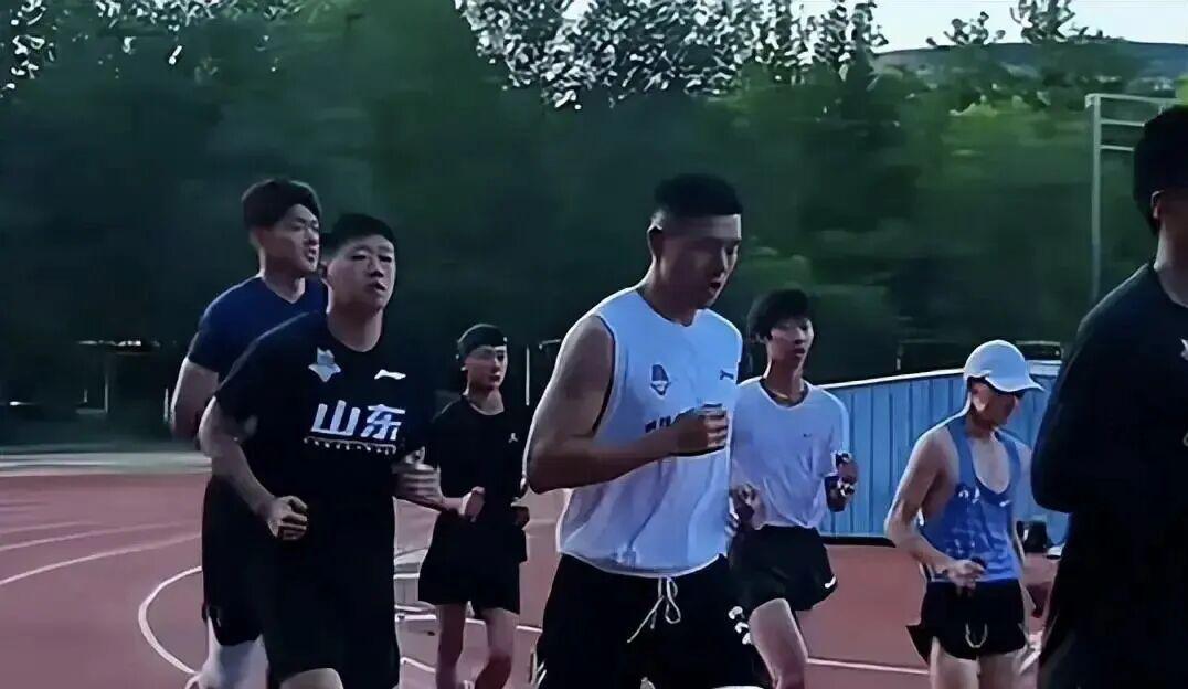 CBA男籃動態速遞！山東男籃追求范子銘，杜鋒活動連軸轉，胡明軒積極康復，杜鋒兒子入選NBA訓練營