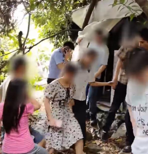 男子20多年前考入大學后不滿專業任性輟學，與家人從此斷聯，近日在山林中被浙江民警發現，家屬們驅車千里趕來重逢，民警：好好陪伴親人