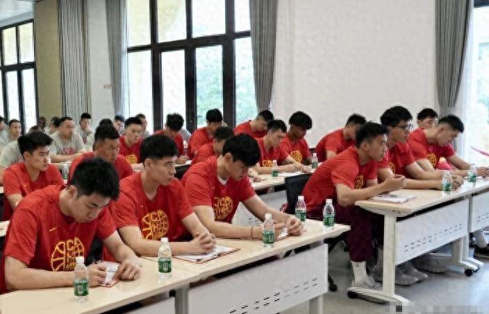 正式官宣！31歲中國男籃老將已接任國家隊隊長，球迷：他有號召力
