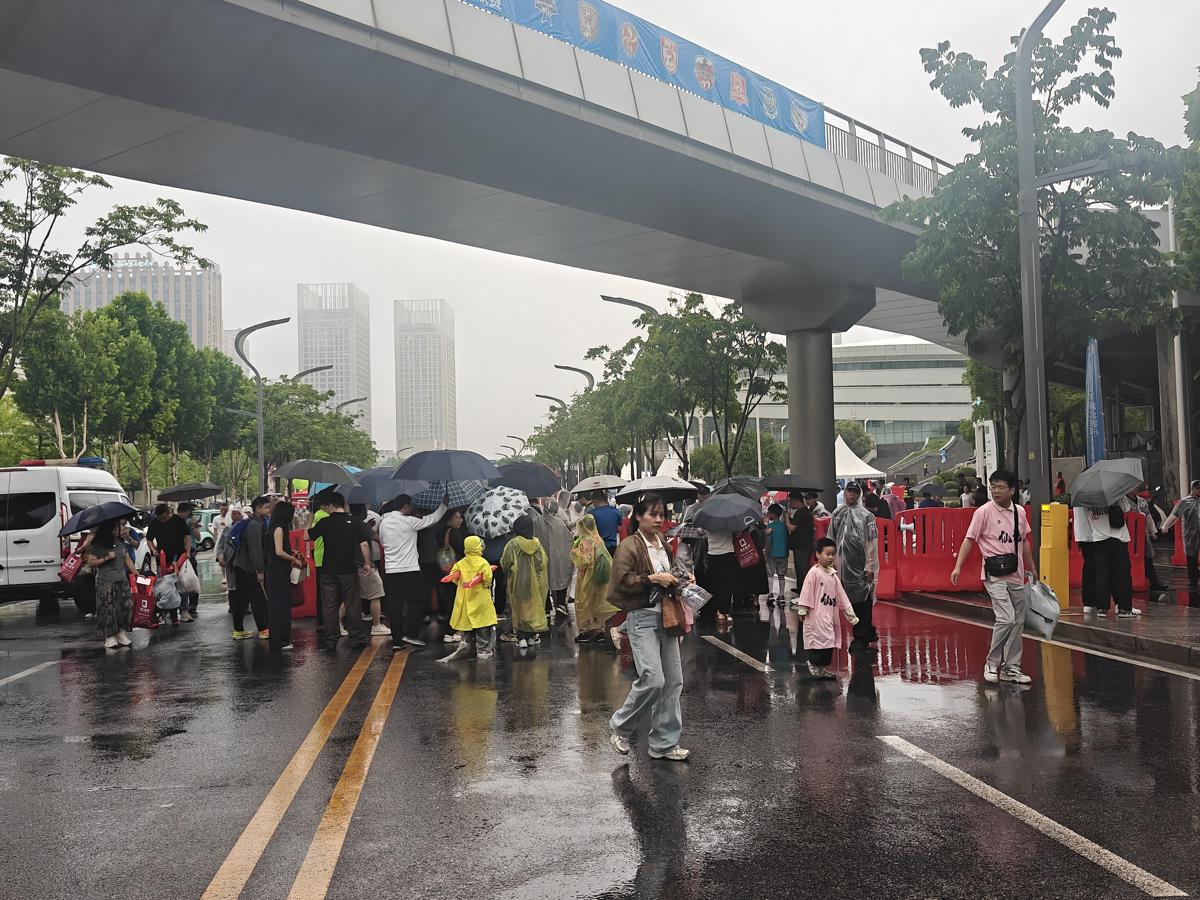 細(xì)雨難擋球迷熱情！楚超聯(lián)賽現(xiàn)場親子觀賽氛圍濃