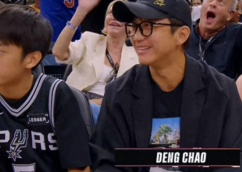 鄧超帶兒子觀看NBA總決賽，等等淡定吃爆米花，和孫儷長的太像了