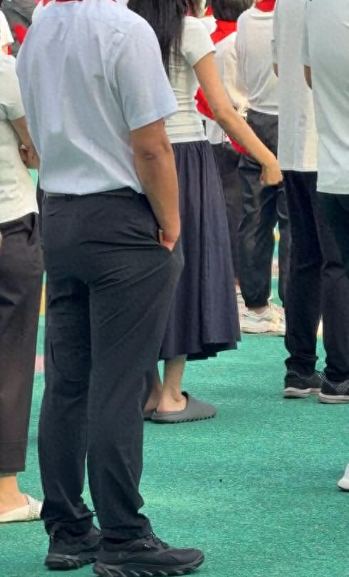 “1284元的拖鞋，才是有錢人的松弛”，寶媽反向穿搭，被嘲不體面